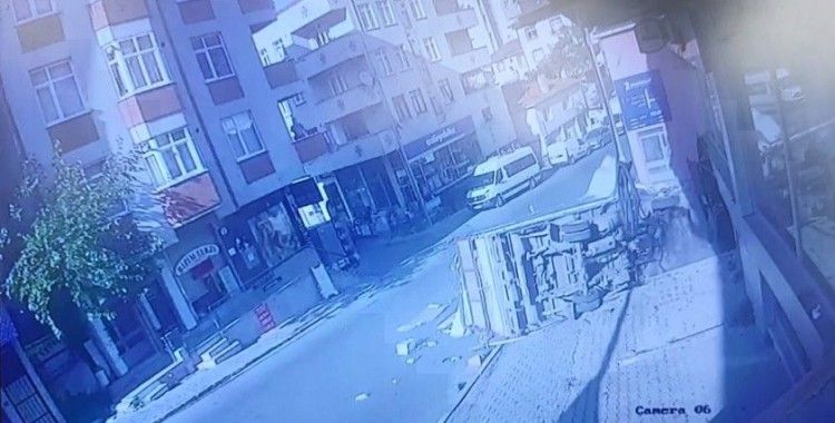 Ümraniye’de kontrolden çıkan kamyonetin, iş yerinin duvarına çarptığı anlar kamerada