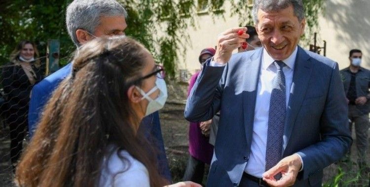 Bakan Selçuk, Büğdüz köyündeki öğrencilerin karne sevincini paylaştı