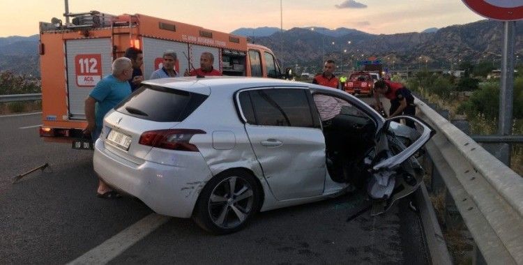 Bariyerlere çarpan otomobil metrelerce sürüklenerek durabildi: 1 ağır yaralı