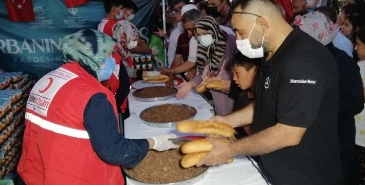 Aksaray’da Kızılay şehitlerin ruhu için yemek dağıttı