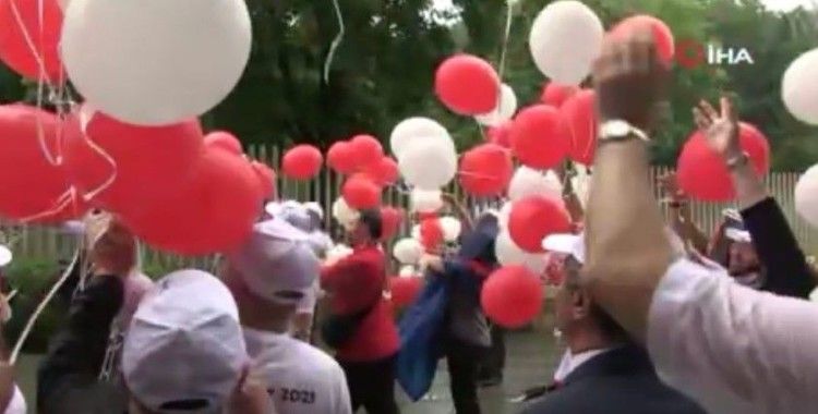 Berlin’de 15 Temmuz şehitlerinin adının yazılı olduğu balonlar gökyüzüne bırakıldı