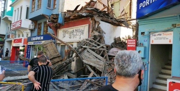 Bursa’da tarihi bina çöktü