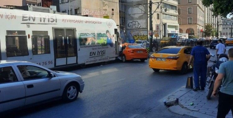 Karaköy’de tramvay taksiye çarptı: 1 yaralı