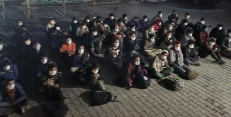 Koltukları sökülen minibüste 60 düzensiz göçmen yakalandı