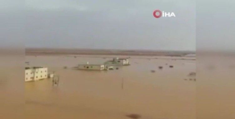 Suudi Arabistan’daki selde birçok kerpiç ev yıkıldı
