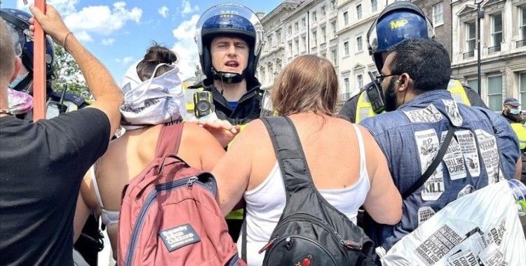 İngiltere'de Kovid-19 aşısı ve karantina karşıtlarının gösterisine polis müdahale etti