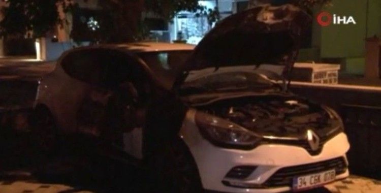 Kadıköy’de iki araç kundaklandı