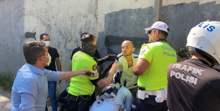 İstanbul’un ortasında polisin silahını almaya çalışan şahıs etkisiz hale getirildi