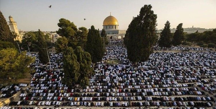 On binlerce kişi Mescid-i Aksa'da bayram namazı kıldı