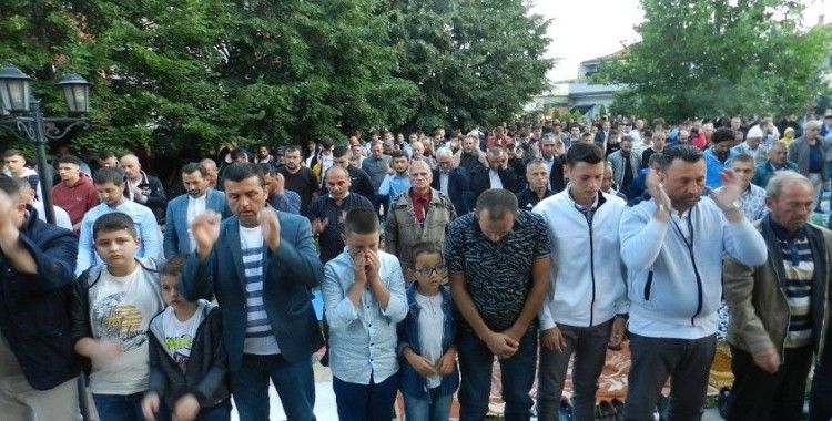 Kosova'da yüzlerce Müslüman Kurban Bayramı namazını kıldı