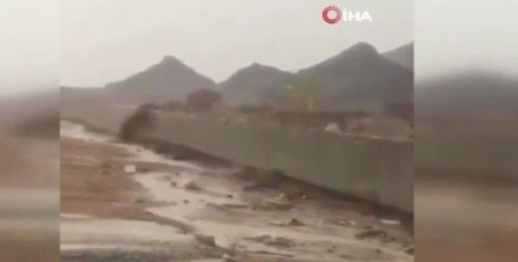 Suudi Arabistan’ın Necran eyaleti sel sularına teslim oldu