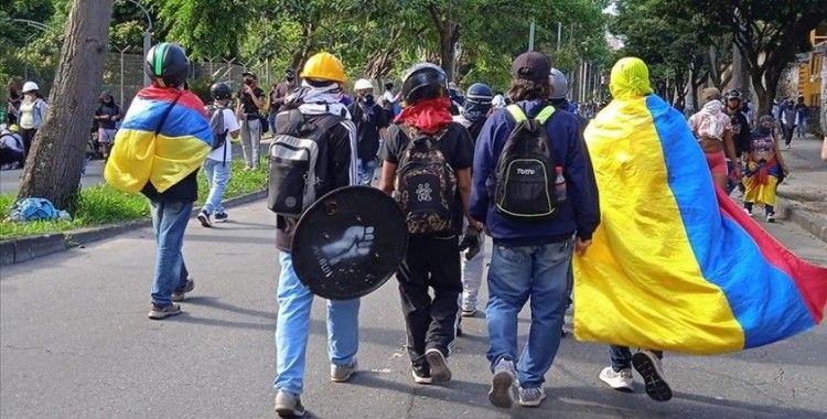Kolombiya'da binlerce kişi hükümeti protesto etti