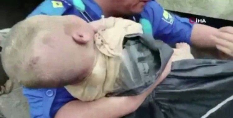 Çin’i vuran selde çöken evin altında kalan bebek sağ olarak çıkarıldı