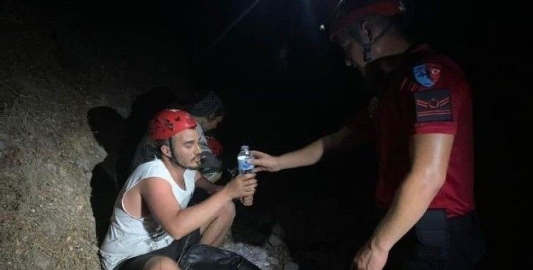 Fethiye’de ormanlık alanda kaybolan 2 kişiyi JAK buldu