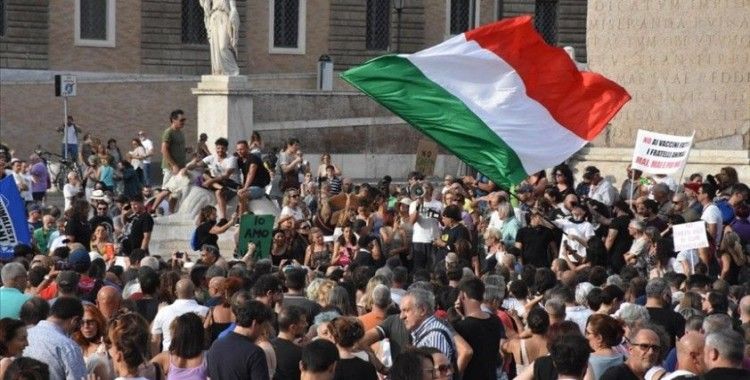 İtalya'da Kovid-19 önlemleri kapsamında çıkarılacak 'Yeşil Geçiş' belgesi protesto edildi