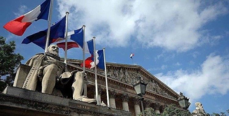 Fransa'da okuduğu ayet 'Cumhuriyet değerlerine aykırı' görülen imamın görevine İçişleri Bakanı'nın emriyle son verildi