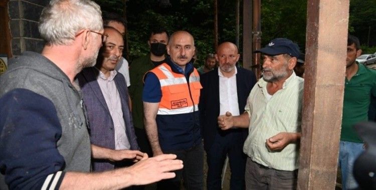 Ulaştırma ve Altyapı Bakanı Karaismailoğlu, Artvin'de selin etkili olduğu alanları inceledi