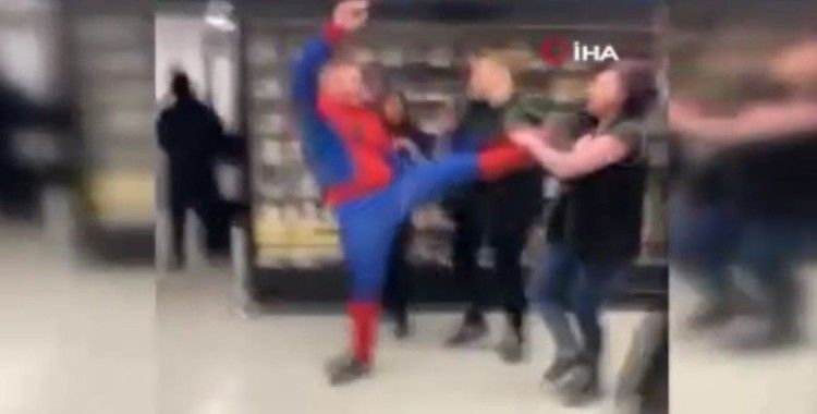 İngiltere’de örümcek adam kostümlü şahıs süpermarkettekilere saldırdı