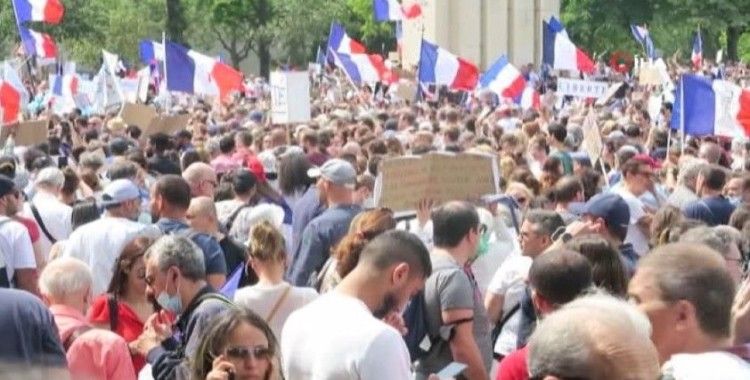 Fransa'da aşı karşıtları ve polis arasında arbede