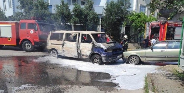 Park halindeki otomobile çarpan minibüs alev alev yandı