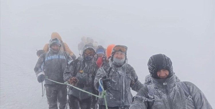 Ağrı Dağı'nda zirve tırmanışı yaparken kaybolan 5 sporcuyu dağcılar kurtardı