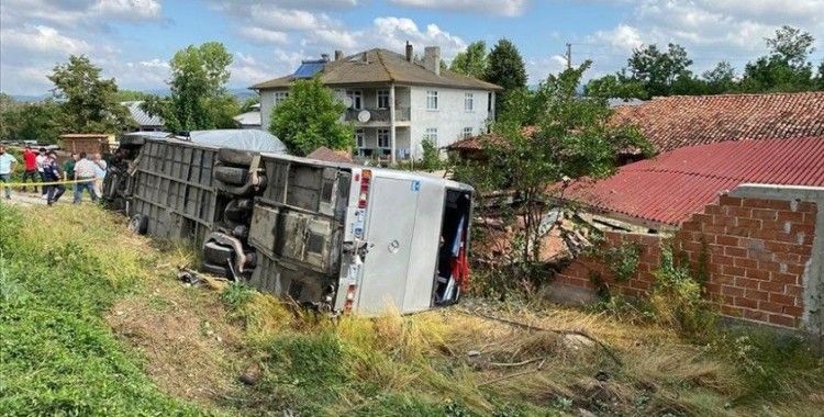 Kastamonu'da memurları taşıyan otobüs ile otomobil çarpıştı: 18 yaralı
