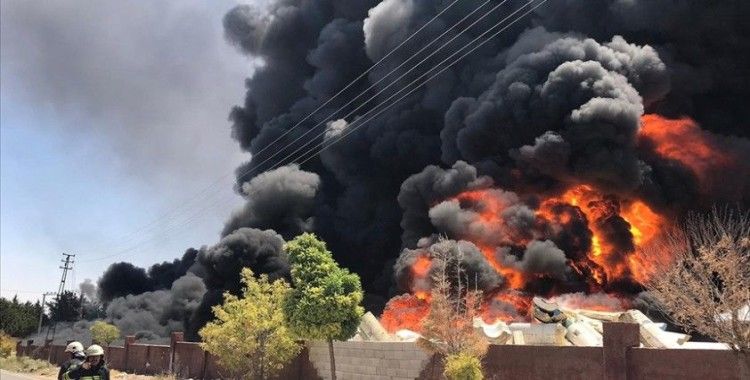 Gaziantep'te depoda çıkan yangına müdahale ediliyor