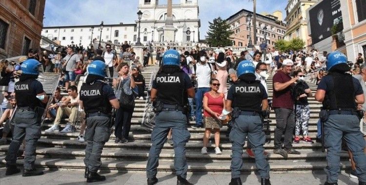 İtalya'da Kovid-19 önlemleri kapsamında çıkarılan 'Yeşil Geçiş' belgesi bir kez daha protesto edildi
