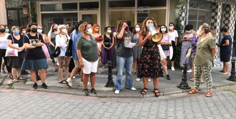 Kadıköy’de 17 yaşında kız çocuğuna iğrenç tacize kadınlardan protesto
