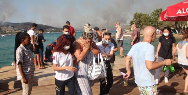 Bodrum'da orman yangınında otellerden 3 bin kişi tahliye edildi