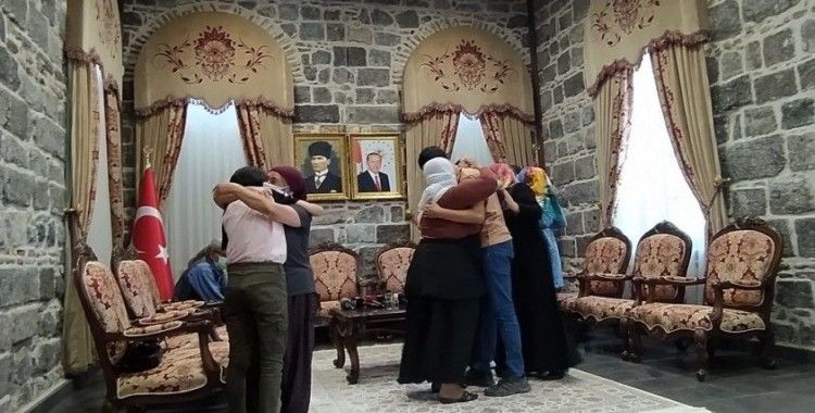 HDP önünde eylem yapan 31 aile evladına kavuştu