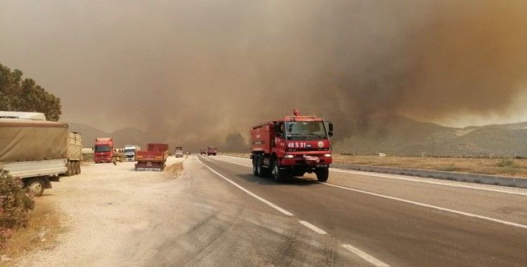 Mersin-Antalya yolu kapandı, yangın yerleşim yerlerini tehdit ediyor