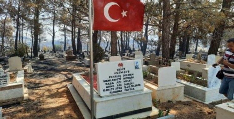 Mersin'deki orman yangınında zarar gören mezarlıkta şehit kabri ve Türk bayrağı yanmadı