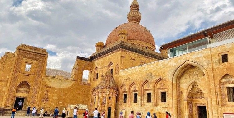 Osmanlı mimarisinin eşsiz örneği: İshak Paşa Sarayı