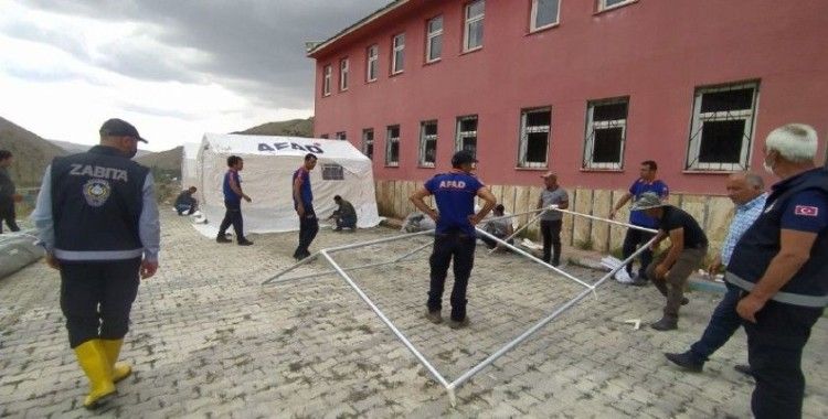 Van'da sel mağdurları için çadır kuruluyor