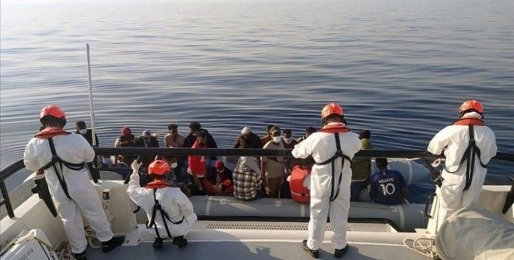 İzmir açıklarında Türk kara sularına itilen 61 sığınmacı kurtarıldı