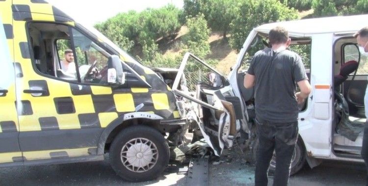 Sancaktepe’de hatalı sollama: 2 araca çarpan şoför araç içinde sıkıştı