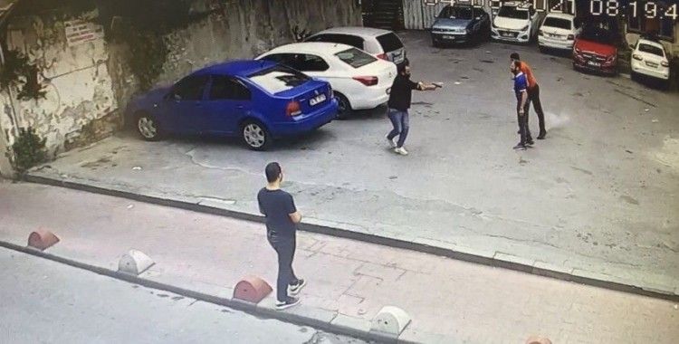 Beyoğlu’nda cinayet anları kamerada: 1 ölü, 1 yaralı