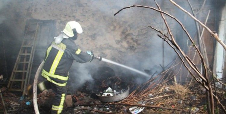 Bahçede yemek pişirmek isterken evi yaktı