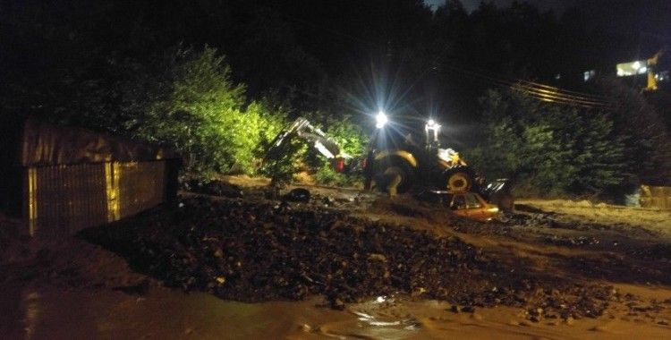 Kastamonu yolunda heyelan nedeniyle iki araç toprak altında kaldı