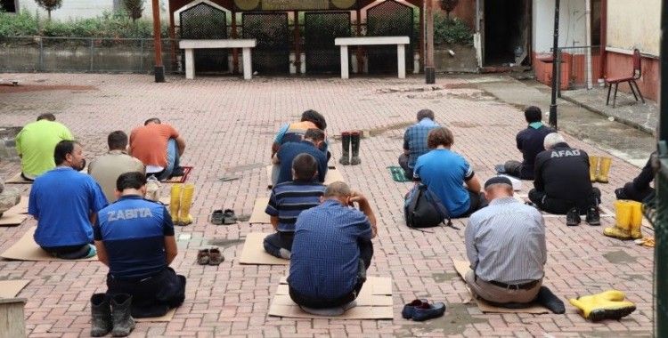 Felaket bölgesindeki ilk Cuma namazı