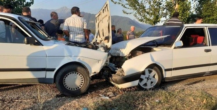 Osmaniye iki otomobil kafa kafaya çarpıştı: 6 yaralı