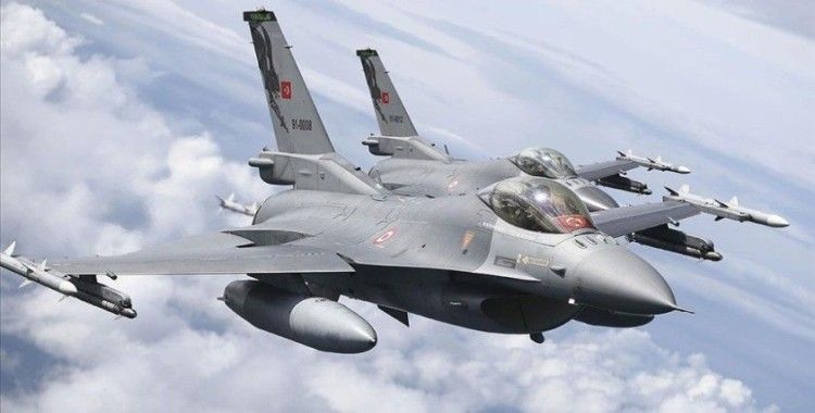 Türk F-16 savaş uçakları Polonya semalarında NATO sınırlarını koruyor