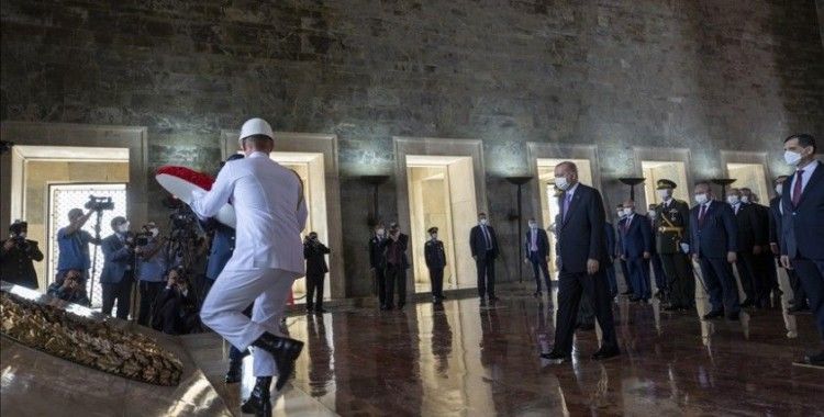 Cumhurbaşkanı Erdoğan başkanlığındaki devlet erkanı, Anıtkabir'i ziyaret etti