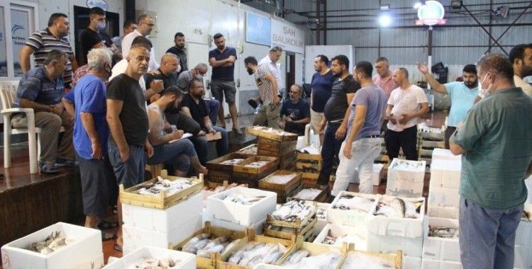 Denizde av sezonu açıldı, Antalya’da ilk balıklar kapış kapış satıldı