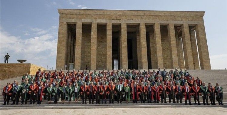 Yargıtay üyeleri, yeni adli yılın açılışı dolayısıyla Anıtkabir'i ziyaret etti