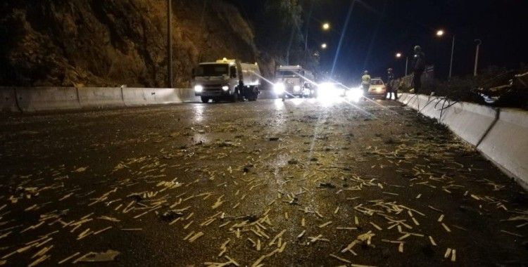 İzmir’de 6 araçlık zincirleme kaza: 11 yaralı
