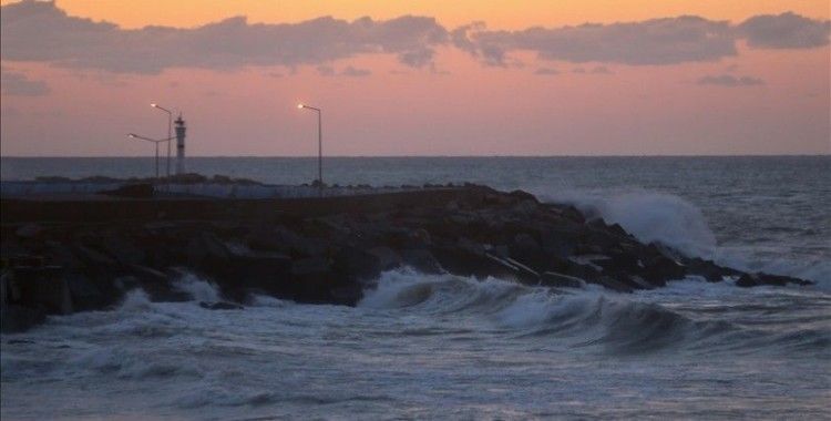 Düzce'de kuvvetli rüzgarda 4 metrelik dalgalar oluştu