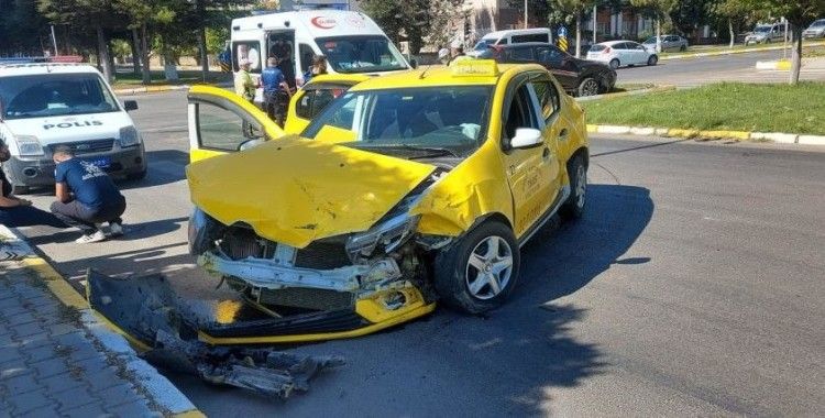 Isparta'da ticari taksi ile otomobil çarpıştı: 3 yaralı