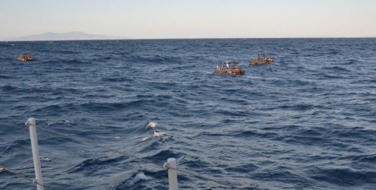 İzmir açıklarında 74 düzensiz göçmen kurtarıldı